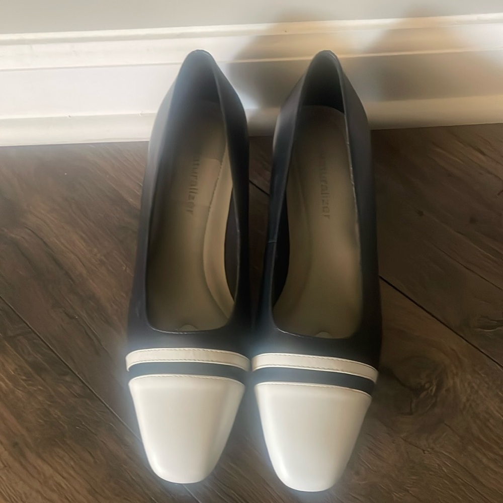 Naturalizer Navy Blue & White Cap-toe chunky kitten heel.  Size 8.